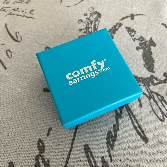 Pearl Comfy Earrings - Picture 4 of 10